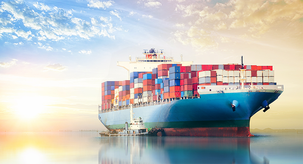 Yandan çekilmiş büyük yük gemisi